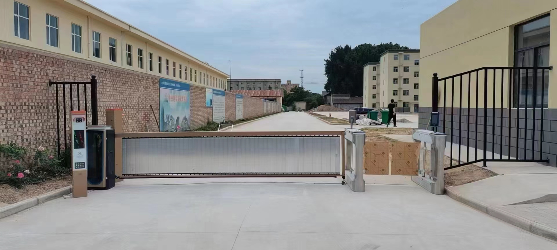 工業(yè)園LK款車牌識(shí)別+廣告道閘+擺閘+人臉識(shí)別