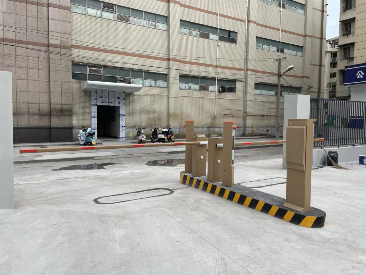 商業(yè)中心LK款車牌識(shí)別+金色直桿道閘+掃碼繳費(fèi)終端（帶現(xiàn)金找零功能） 商業(yè)中心智慧停車場(chǎng)案列 第2張