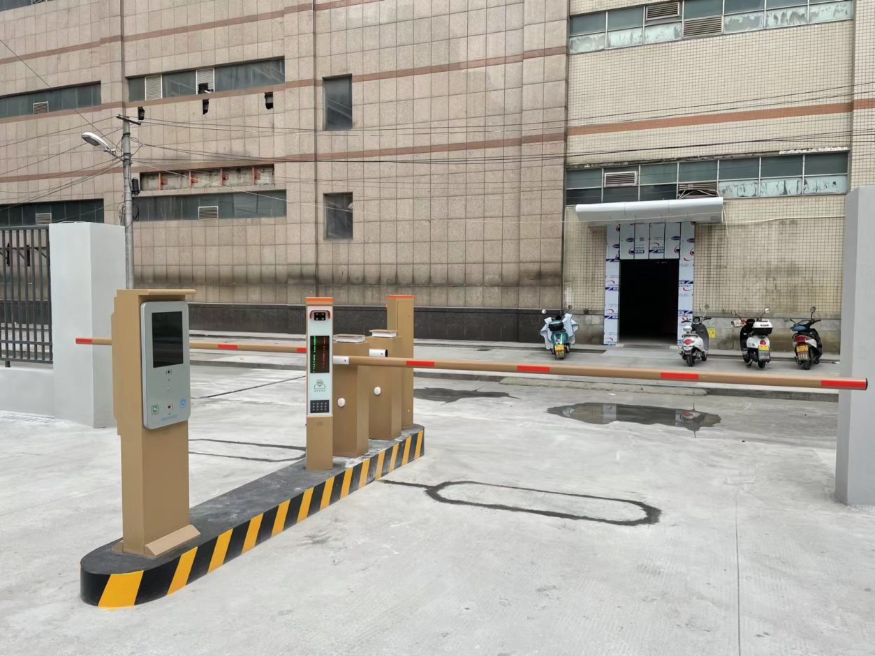 商業(yè)中心LK款車牌識(shí)別+金色直桿道閘+掃碼繳費(fèi)終端（帶現(xiàn)金找零功能） 商業(yè)中心智慧停車場(chǎng)案列 第3張