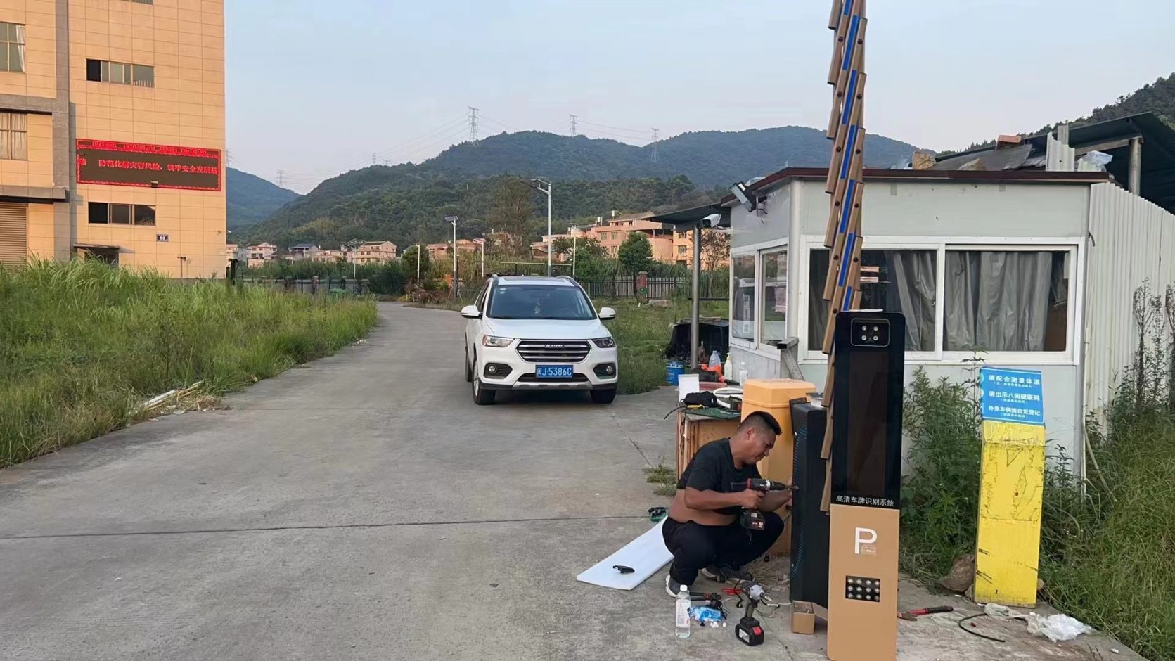 社區(qū)金色KSJ款+新款呼吸燈柵欄閘 社區(qū)智慧停車場(chǎng)案列 第2張