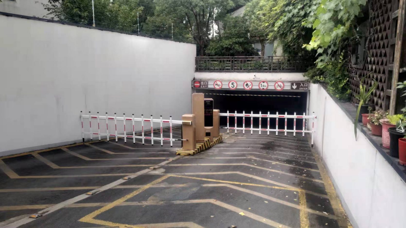 某部隊MT款車牌識別+廣告道閘 政務(wù)機(jī)構(gòu)智慧停車場案列 第2張