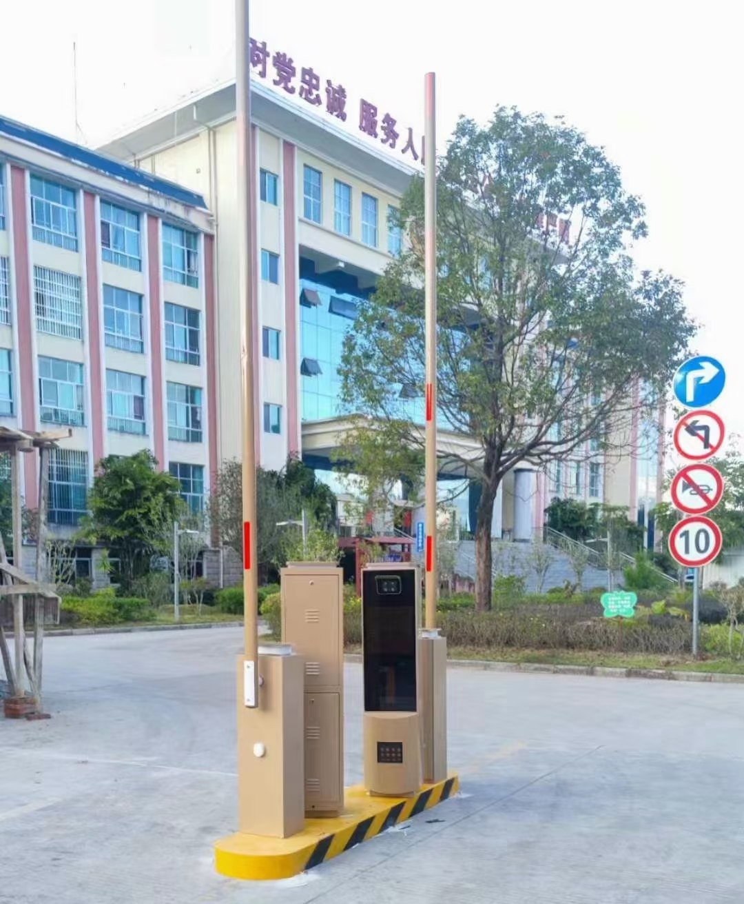 某部隊(duì)MT款車牌識(shí)別+廣告道閘