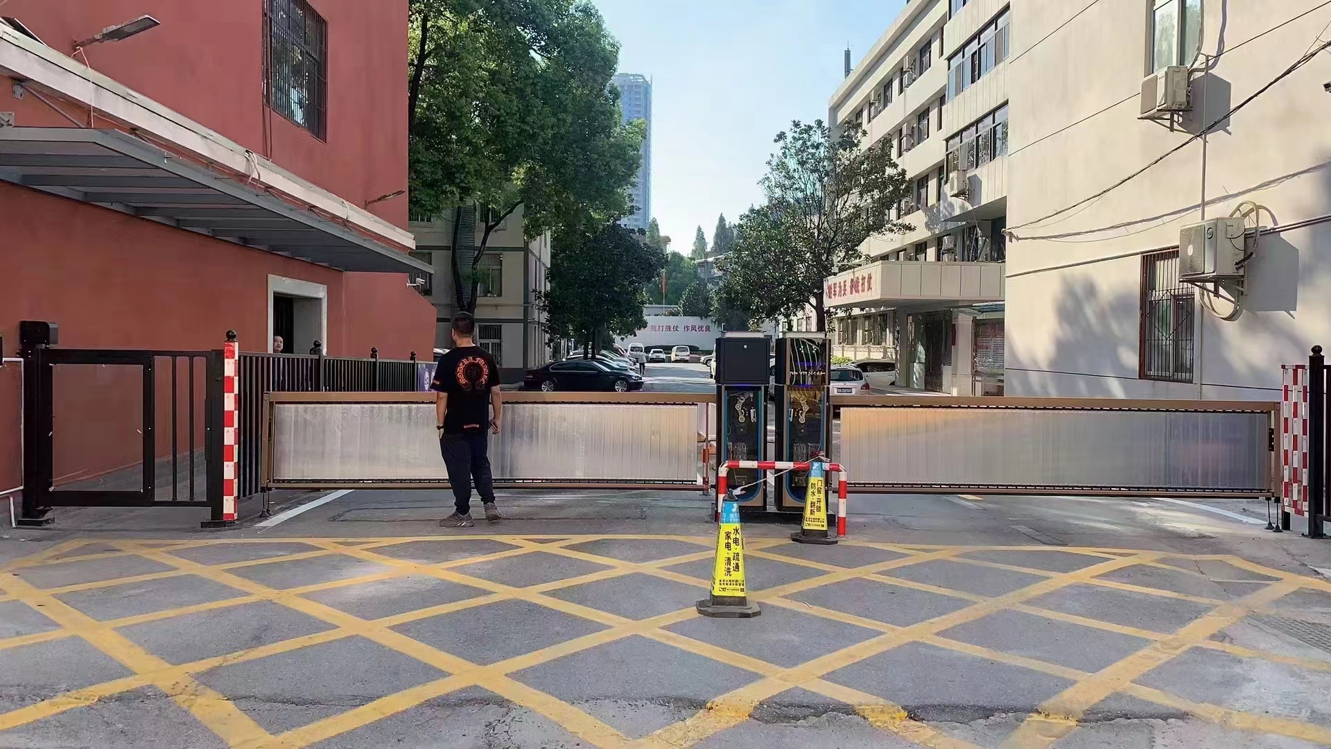 武漢某部隊(duì)車牌識(shí)別廣告道閘一體機(jī)