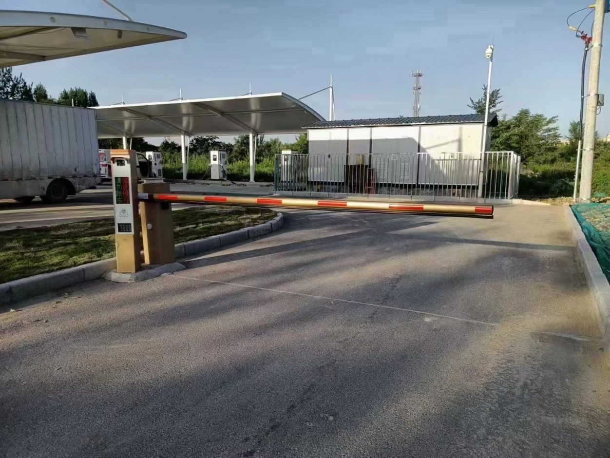 陜西西安某充電樁場(chǎng)站LK款車牌識(shí)別+直桿道閘 機(jī)場(chǎng)車站智慧停車案列 第1張