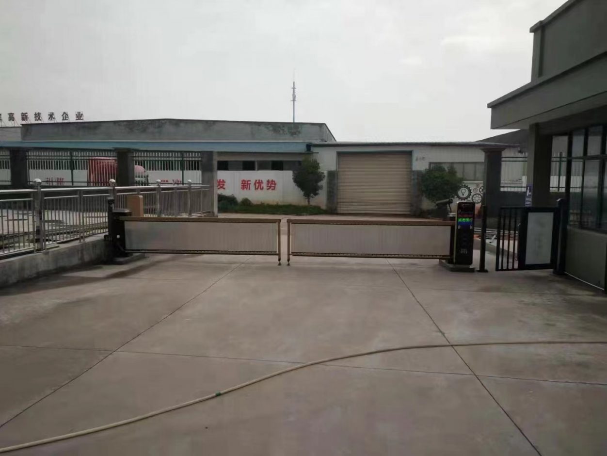浙江蘭溪眾鑫集團(tuán)廣告門(mén)+KV款車(chē)牌識(shí)別+呼吸燈廣告道閘 園區(qū)智慧停車(chē)場(chǎng)案列 第2張