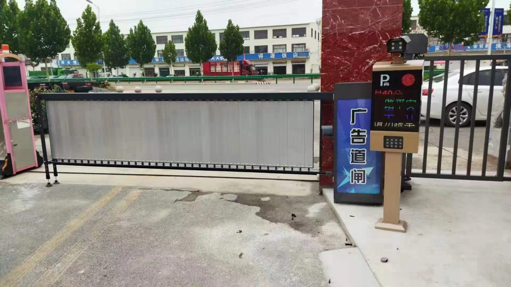 河北保定FY款車牌識(shí)別+廣告道閘+柵欄門 商業(yè)中心智慧停車場(chǎng)案列 第1張