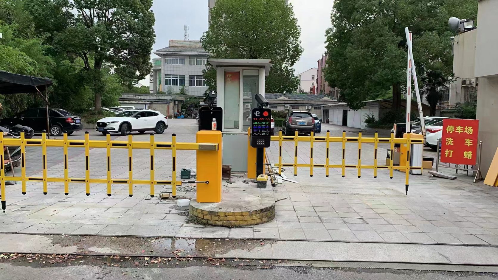 江蘇揚(yáng)州龍川廣場黑色FT款車牌識別+廣告道閘+柵欄門 商業(yè)中心智慧停車場案列 第1張