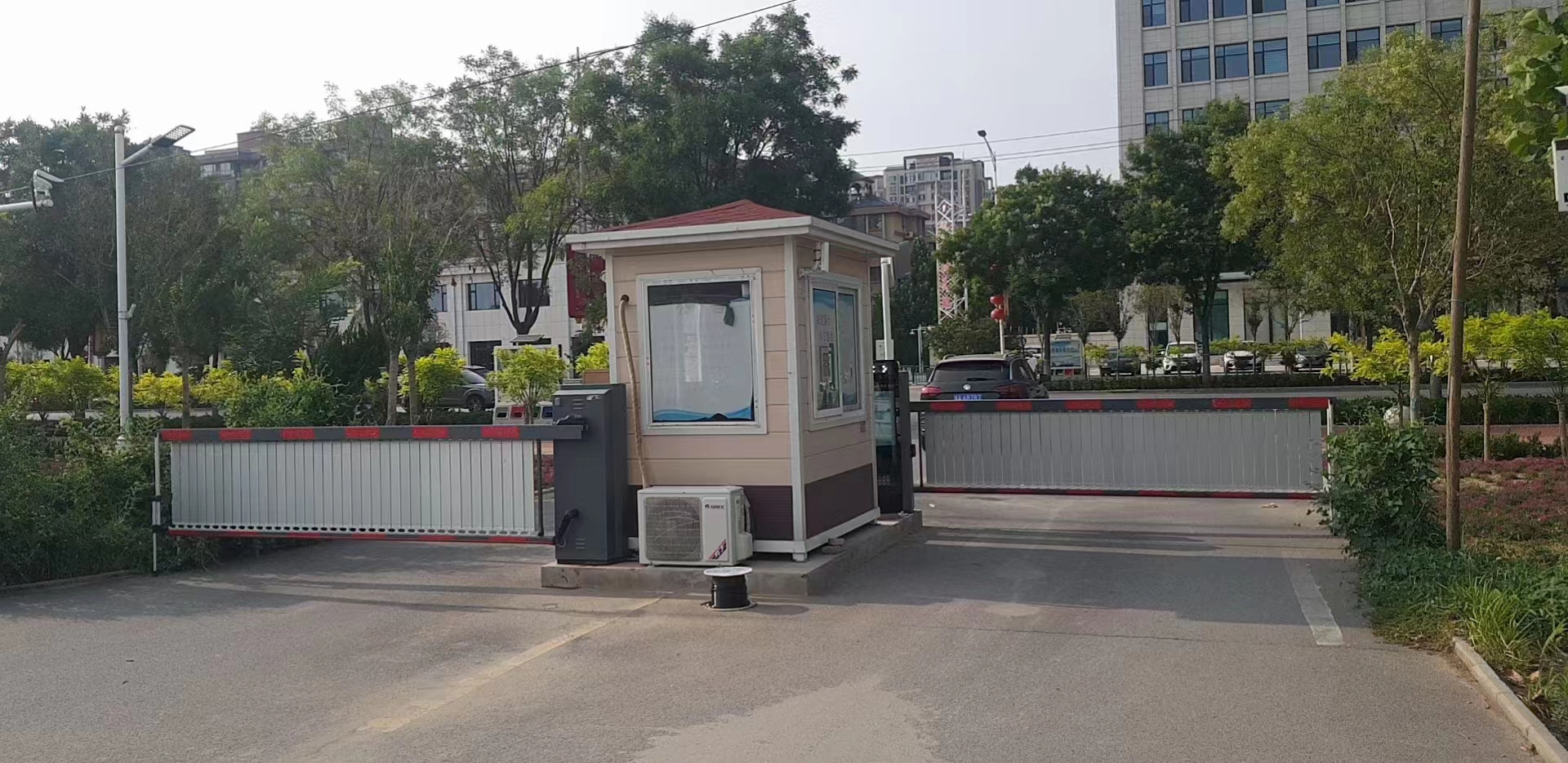河北任縣農(nóng)商行ETC支付+廣告道閘+LCD款車牌識(shí)別一體機(jī)+無(wú)人值守智慧停車場(chǎng)案列 政務(wù)機(jī)構(gòu)智慧停車場(chǎng)案列 第2張