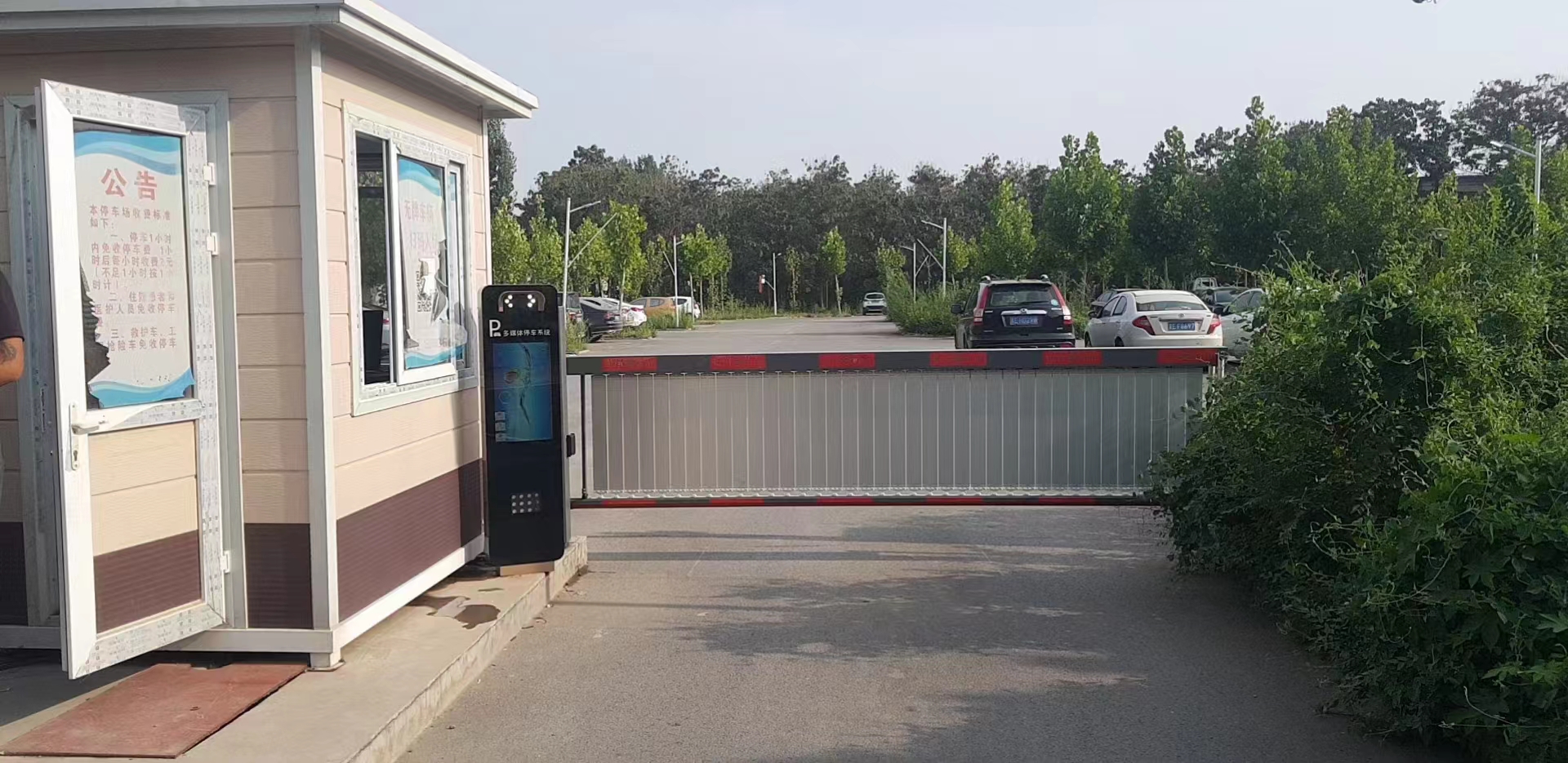河北任縣農(nóng)商行ETC支付+廣告道閘+LCD款車牌識(shí)別一體機(jī)+無(wú)人值守智慧停車場(chǎng)案列 政務(wù)機(jī)構(gòu)智慧停車場(chǎng)案列 第4張