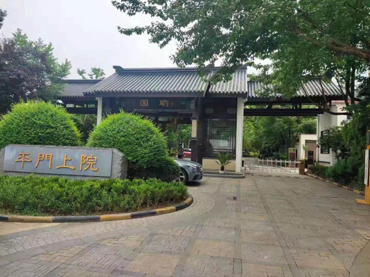 蘇州平門(mén)上院MT款車(chē)牌識(shí)別+金色柵欄式道閘 社區(qū)智慧停車(chē)場(chǎng)案列 第1張