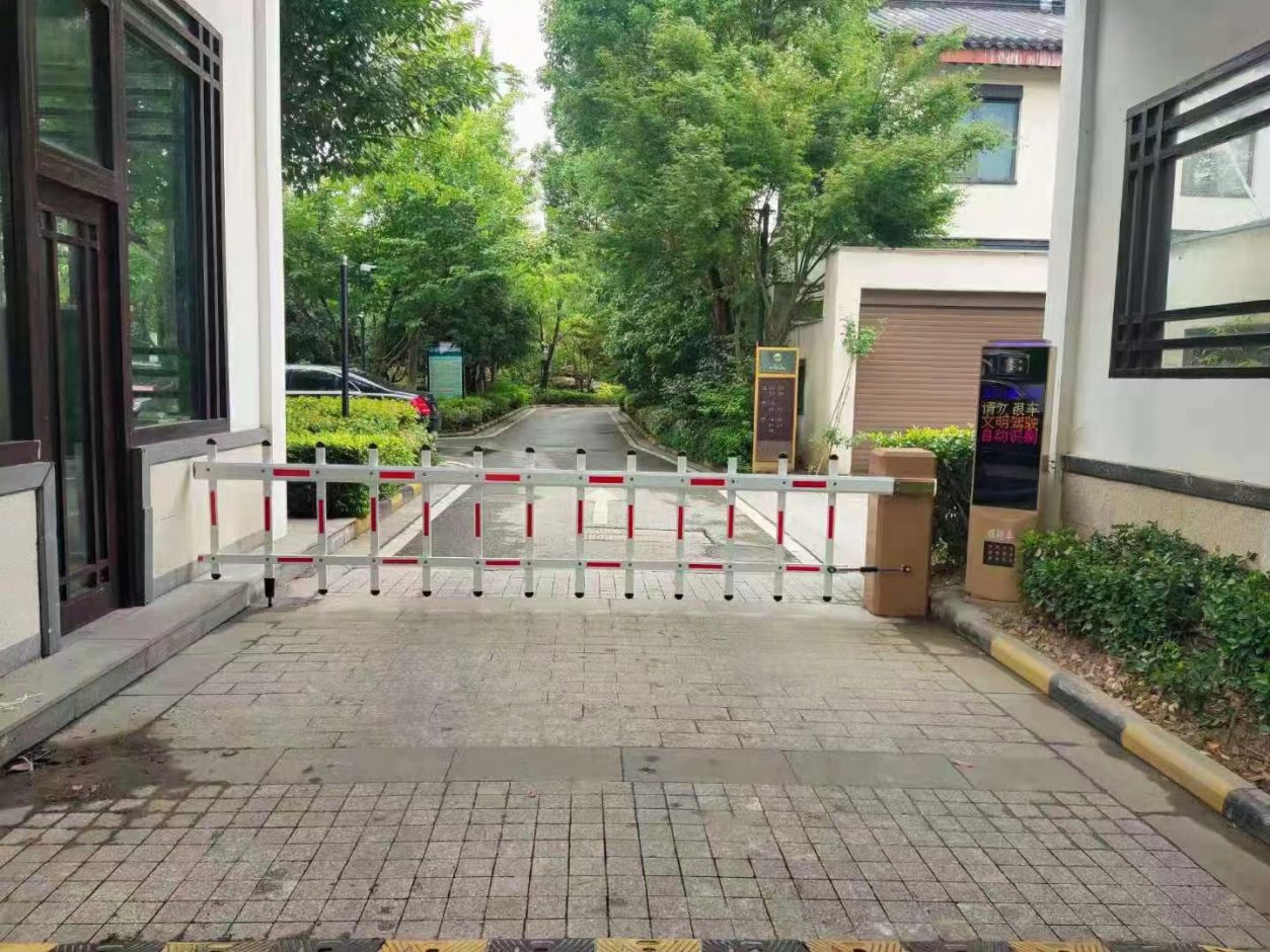 蘇州平門(mén)上院MT款車(chē)牌識(shí)別+金色柵欄式道閘 社區(qū)智慧停車(chē)場(chǎng)案列 第2張