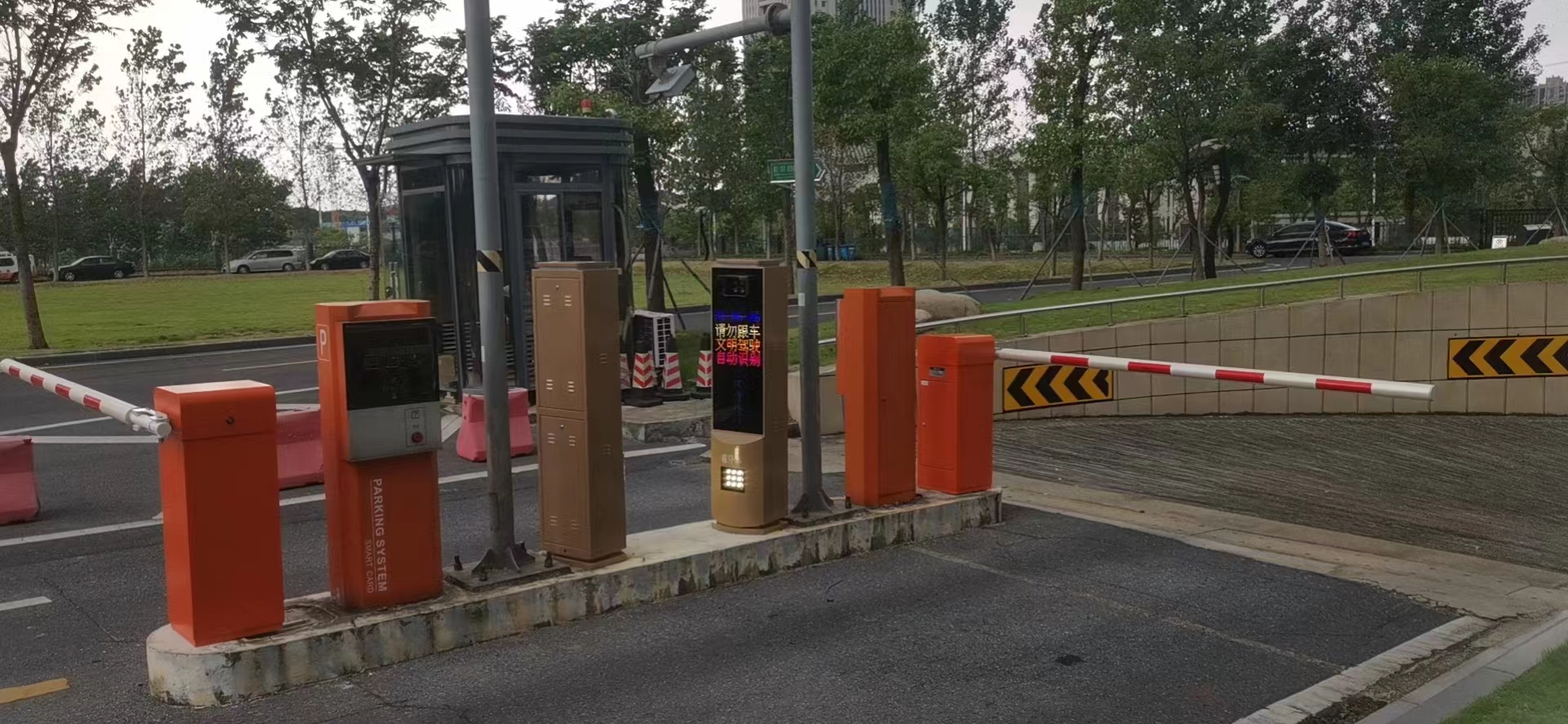 江西省交通運(yùn)輸廳車牌識(shí)別改造 政務(wù)機(jī)構(gòu)智慧停車場(chǎng)案列 第2張