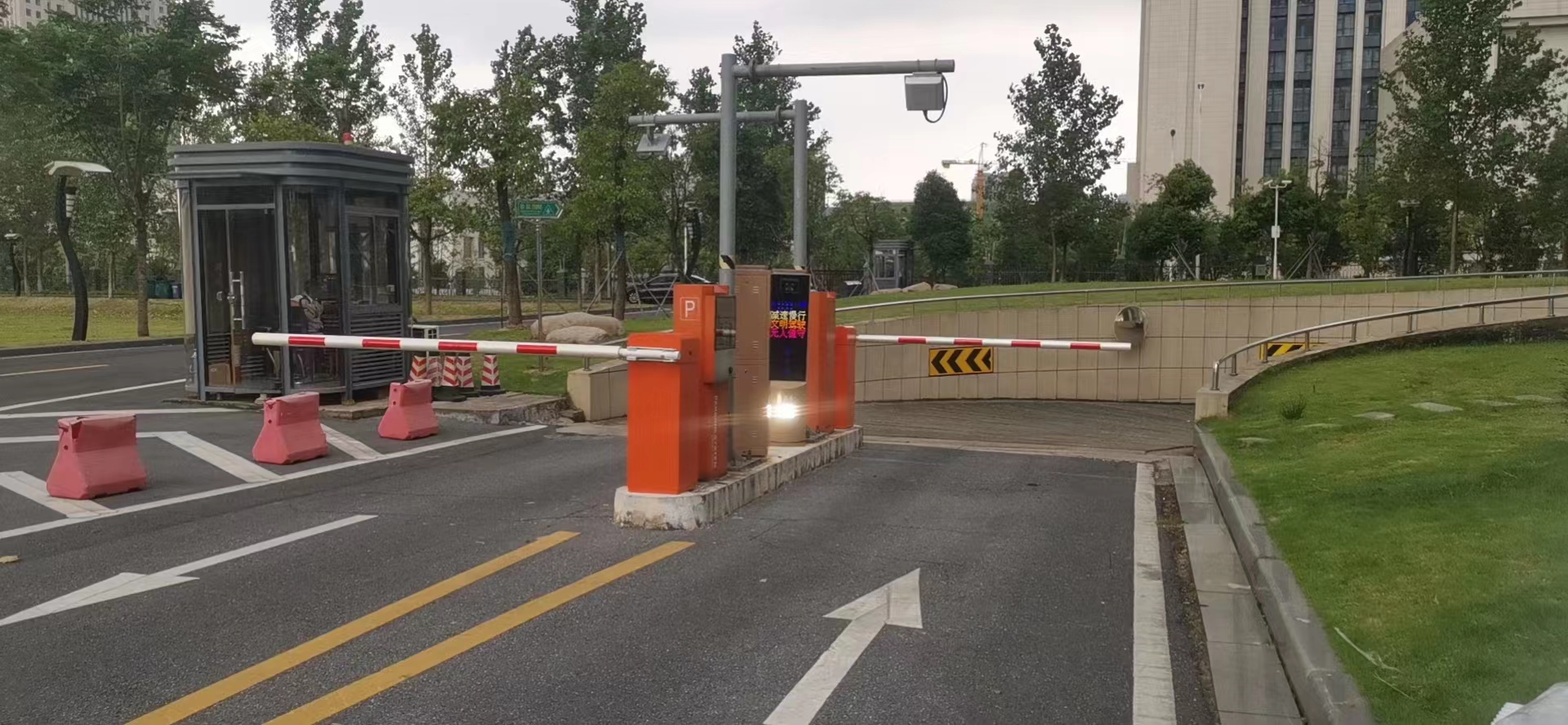 江西省交通運(yùn)輸廳車牌識(shí)別改造 政務(wù)機(jī)構(gòu)智慧停車場(chǎng)案列 第3張