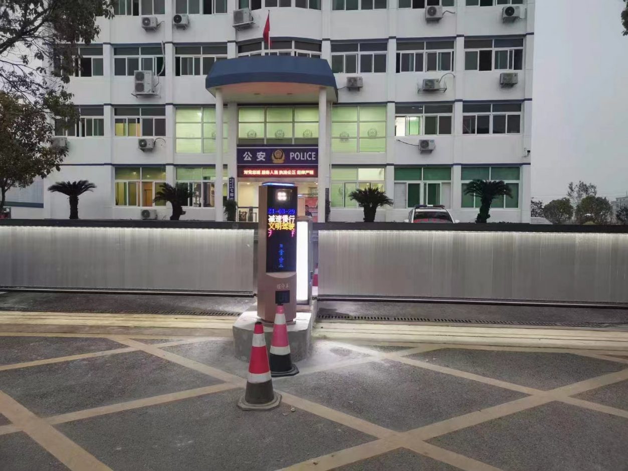 浙江溫州市鹿城區(qū)公安局新款呼吸燈MT款車牌識別+廣告道閘 政務(wù)機(jī)構(gòu)智慧停車場案列 第1張