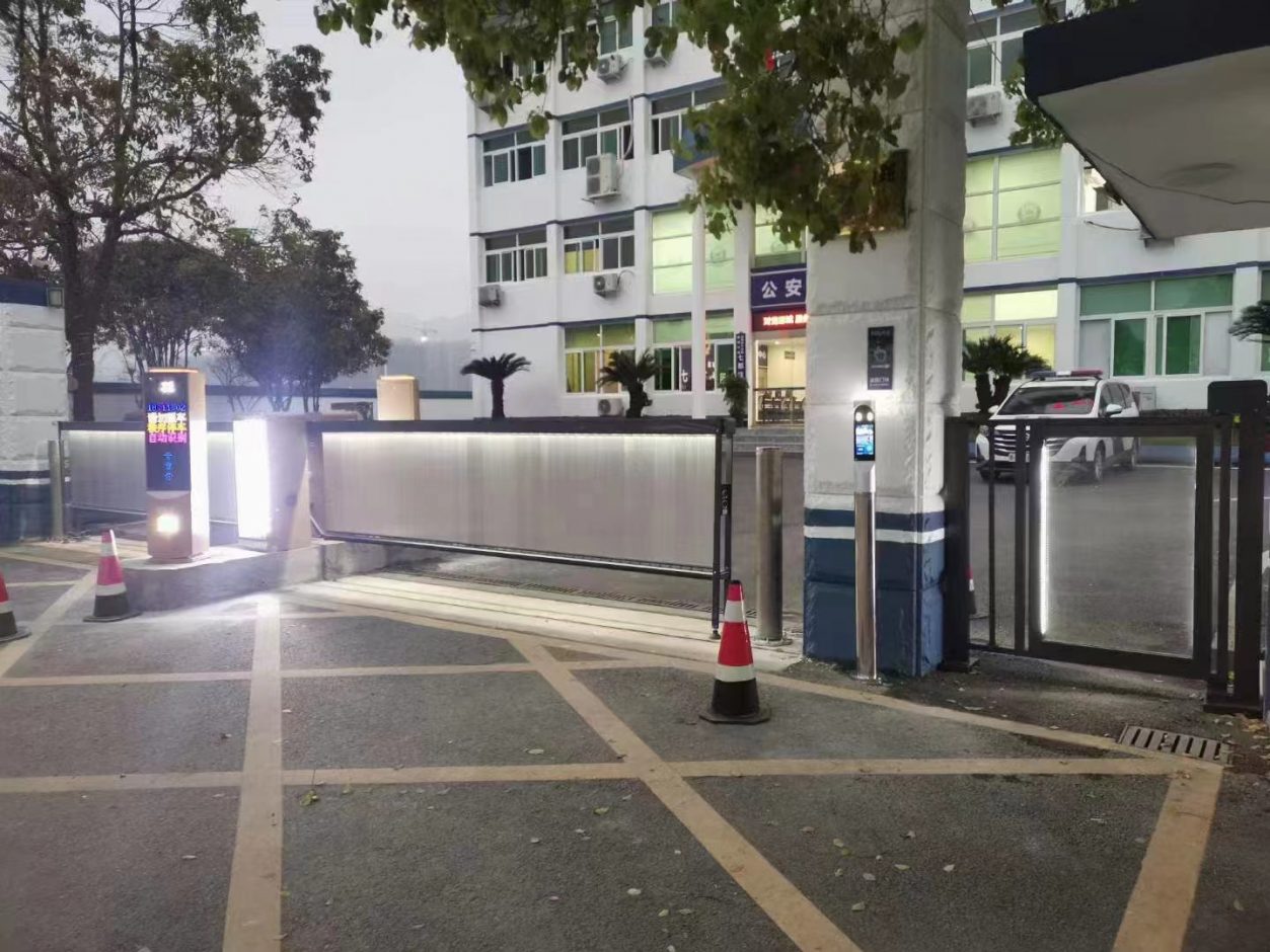 浙江溫州市鹿城區(qū)公安局新款呼吸燈MT款車牌識別+廣告道閘 政務(wù)機(jī)構(gòu)智慧停車場案列 第3張