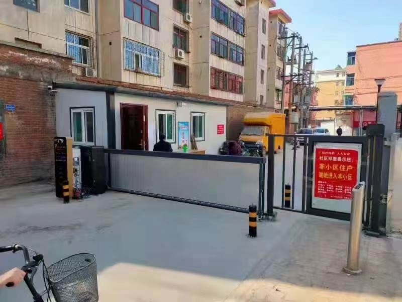 山西晉中八一小區(qū)LK款車牌識別+廣告道閘+廣告門+鑰匙門禁 社區(qū)智慧停車場案列 第1張