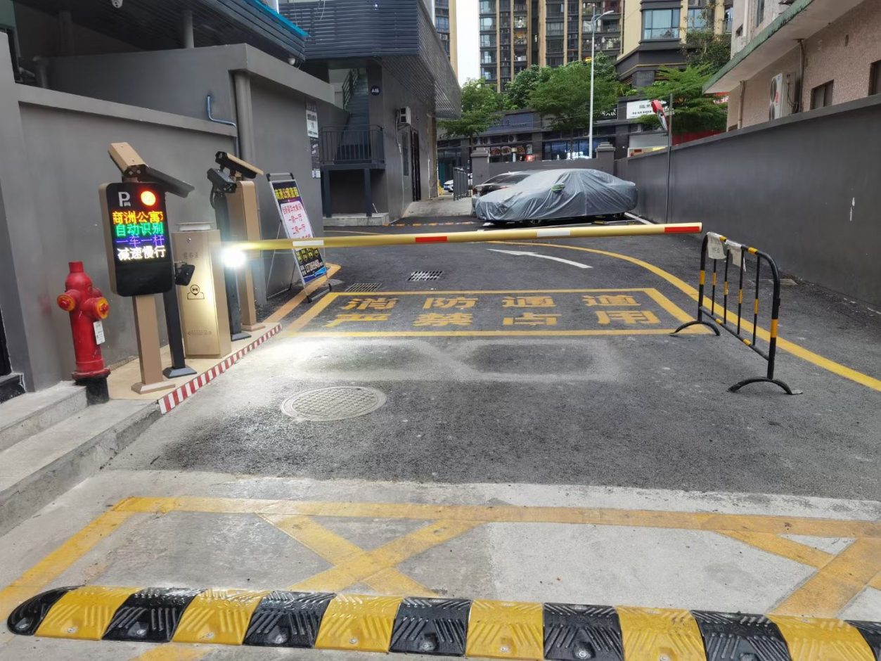 深圳龍崗中心城愛聯(lián)社區(qū)愛聯(lián)地鐵站FT款車牌識(shí)別＋新款呼吸燈金色道閘 機(jī)場(chǎng)車站智慧停車案列 第1張