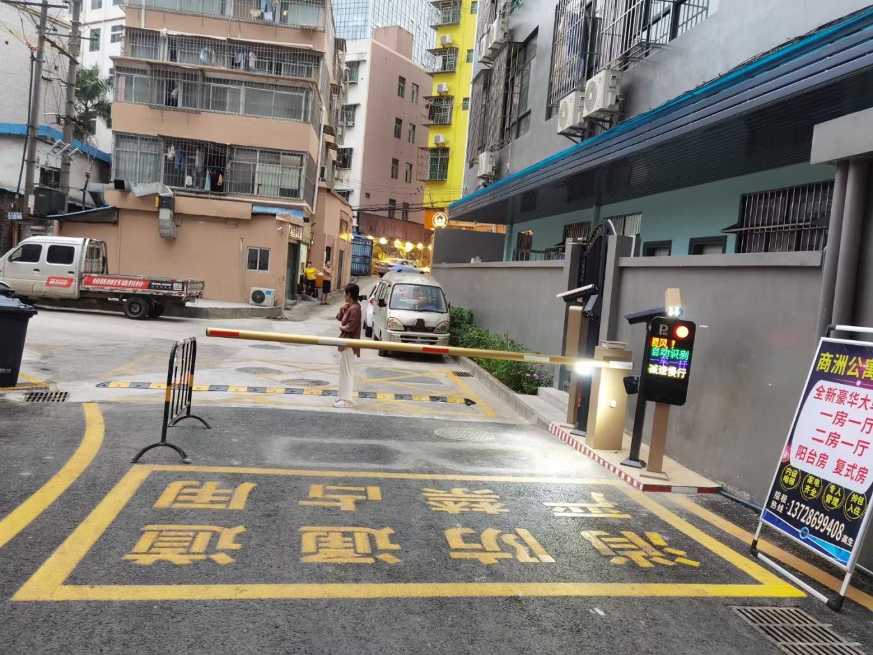 深圳龍崗中心城愛聯(lián)社區(qū)愛聯(lián)地鐵站FT款車牌識(shí)別＋新款呼吸燈金色道閘 機(jī)場(chǎng)車站智慧停車案列 第2張