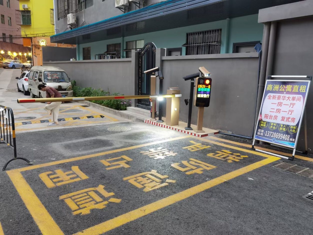 深圳龍崗中心城愛聯(lián)社區(qū)愛聯(lián)地鐵站FT款車牌識(shí)別＋新款呼吸燈金色道閘 機(jī)場(chǎng)車站智慧停車案列 第3張