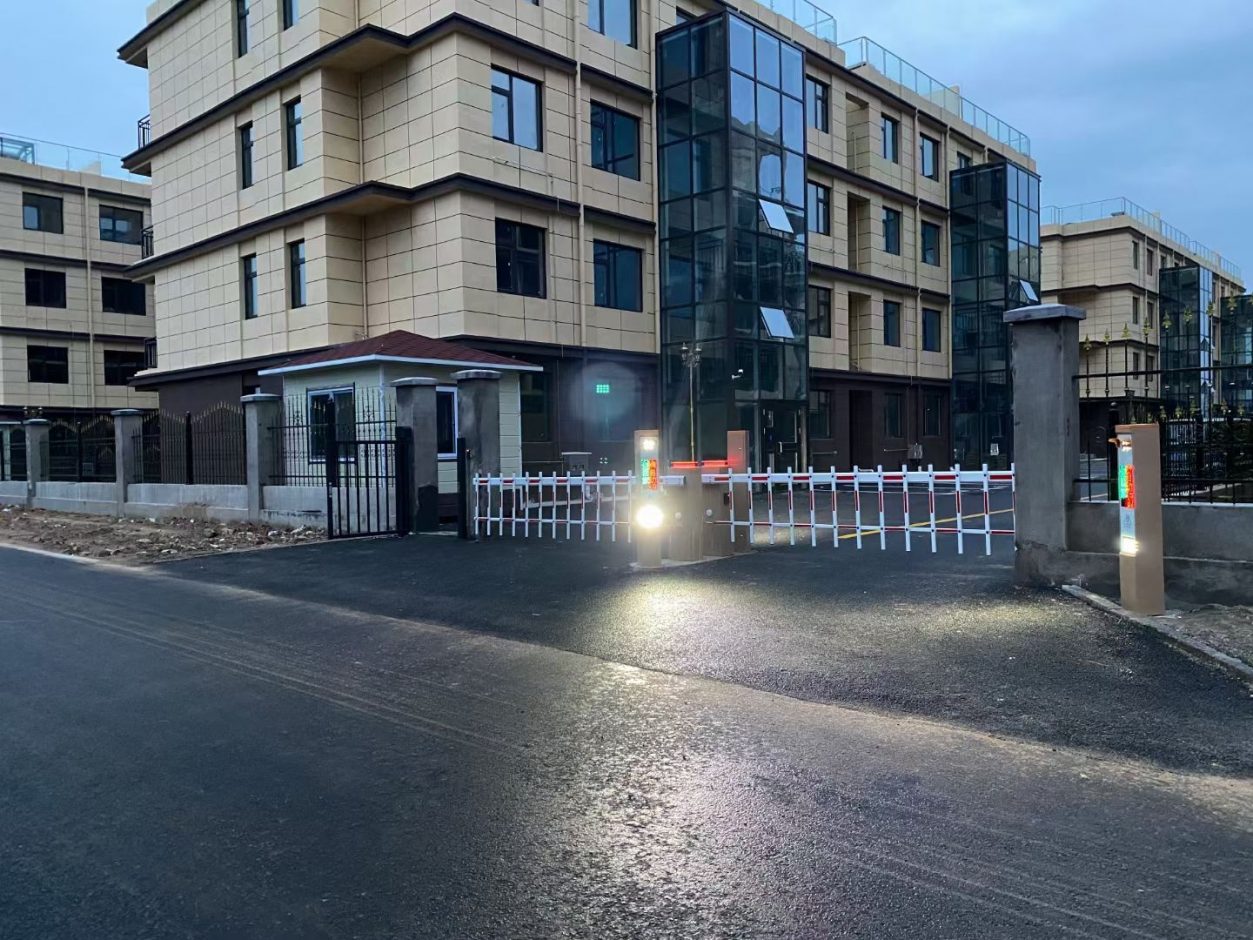 小區(qū)LK款車牌識(shí)別+新款呼吸燈金色柵欄式道閘+柵欄門 社區(qū)智慧停車場(chǎng)案列 第3張