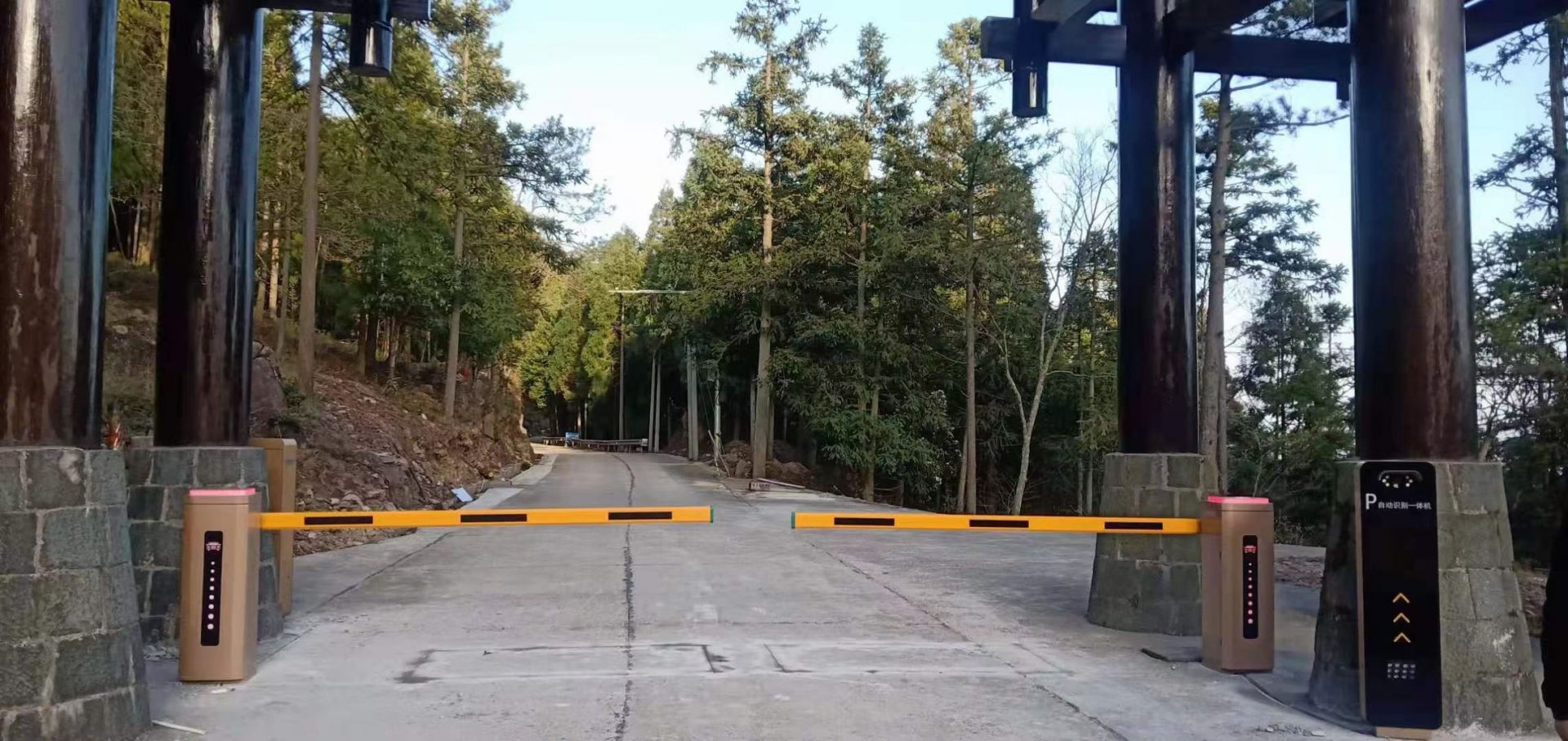 四海山森林公園Lk款車牌識別+新款呼吸燈直桿道閘 景區(qū)智慧停車場案列 第1張