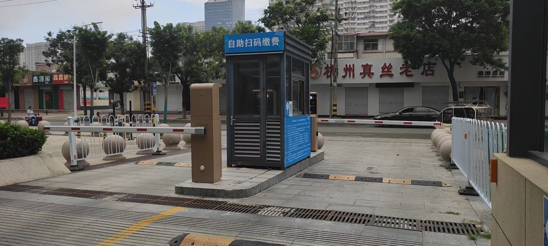 湖南郴州MT車牌識別直桿道閘一體機(jī)LED款 社區(qū)智慧停車場案列 第1張