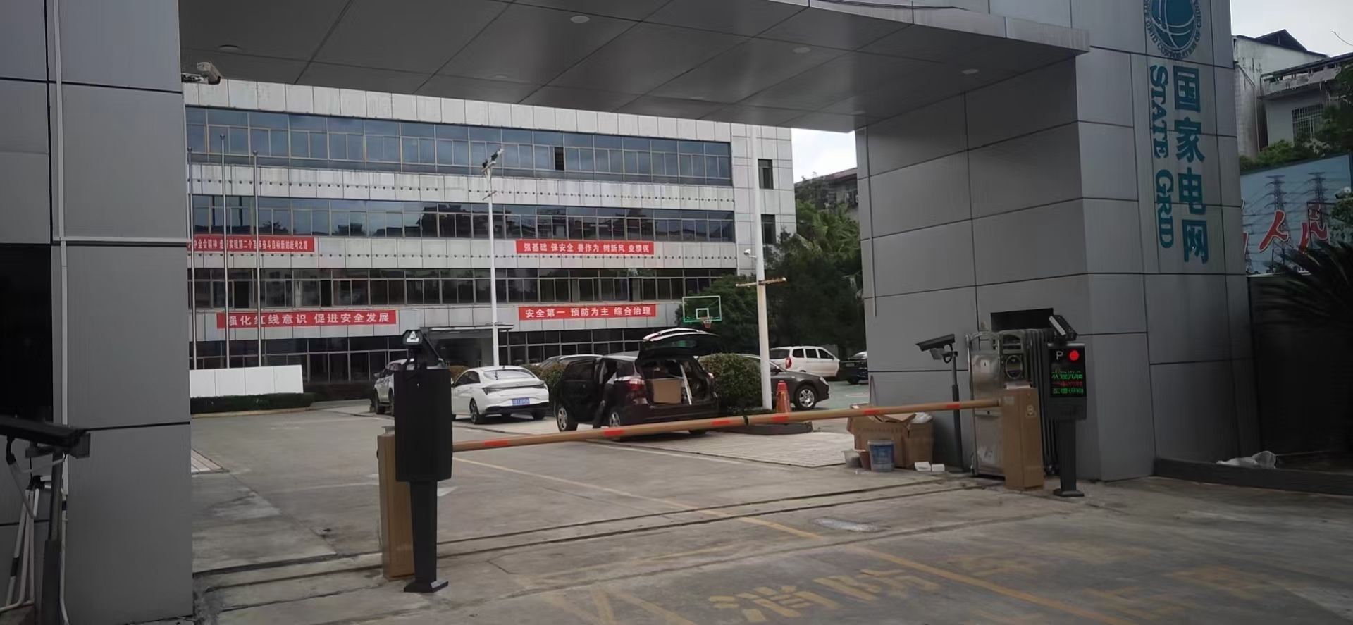 國家電網(wǎng)分公司T款車牌識(shí)別+新款呼吸燈金色直桿道閘 政務(wù)機(jī)構(gòu)智慧停車場(chǎng)案列 第1張