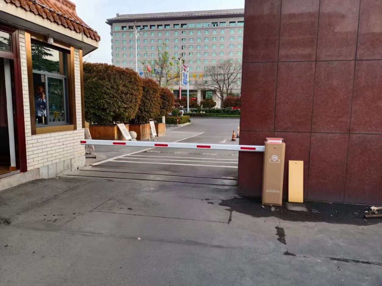 中共河南汝州市委會MT款車牌識別+新款呼吸燈金色直桿道閘 政務機構(gòu)智慧停車場案列 第2張