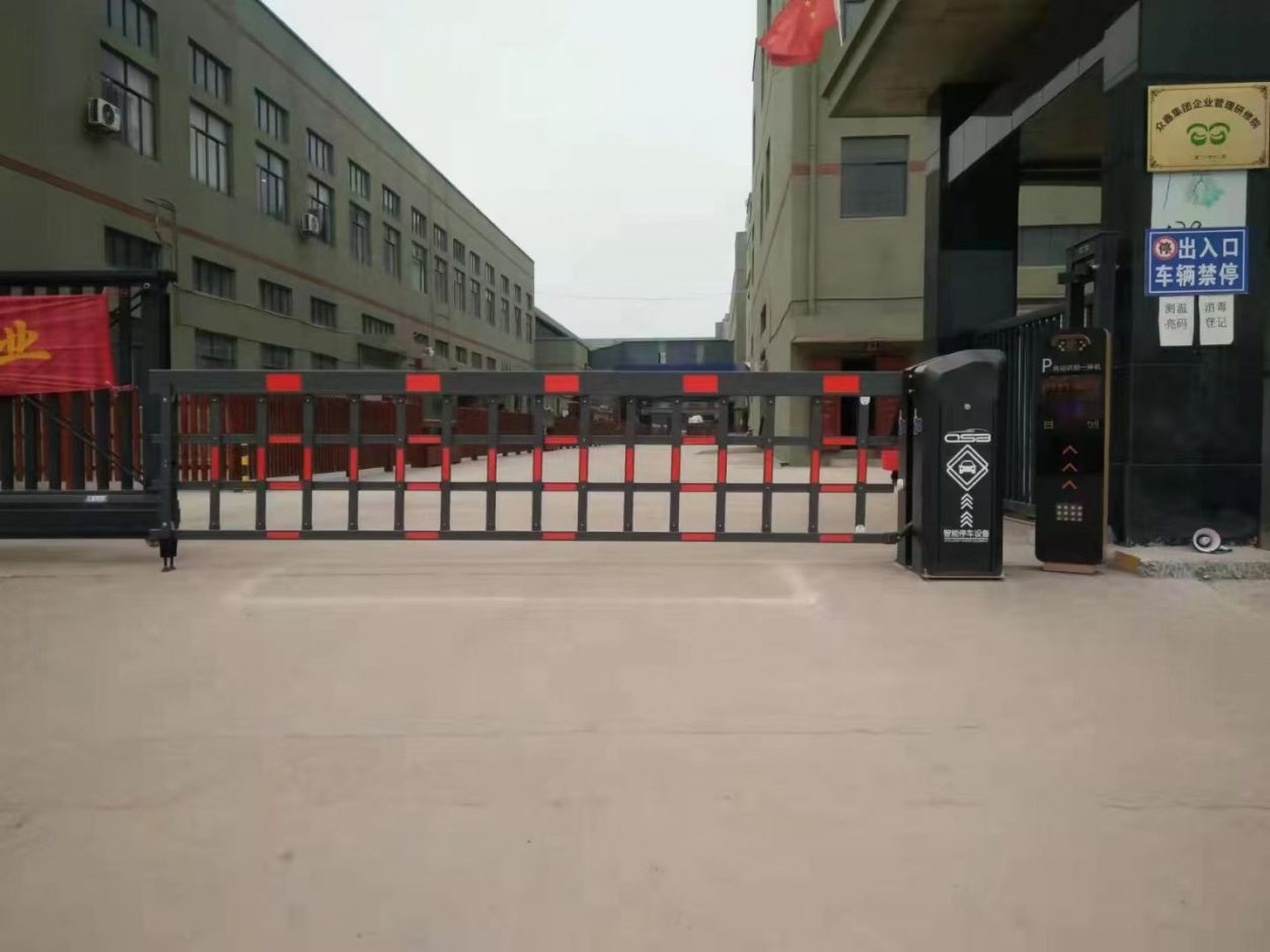浙江蘭溪眾鑫集團(tuán)廣告門(mén)+KV款車(chē)牌識(shí)別+呼吸燈廣告道閘 園區(qū)智慧停車(chē)場(chǎng)案列 第4張