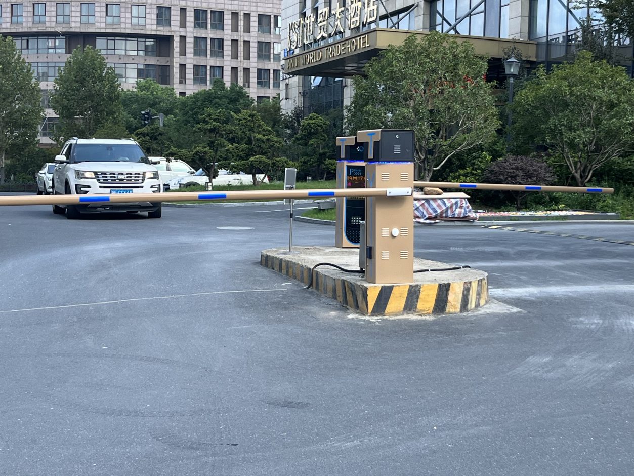 浙江世茂酒店車輛道閘車牌識(shí)別顯示一體機(jī)LED款 商業(yè)中心智慧停車場(chǎng)案列 第1張