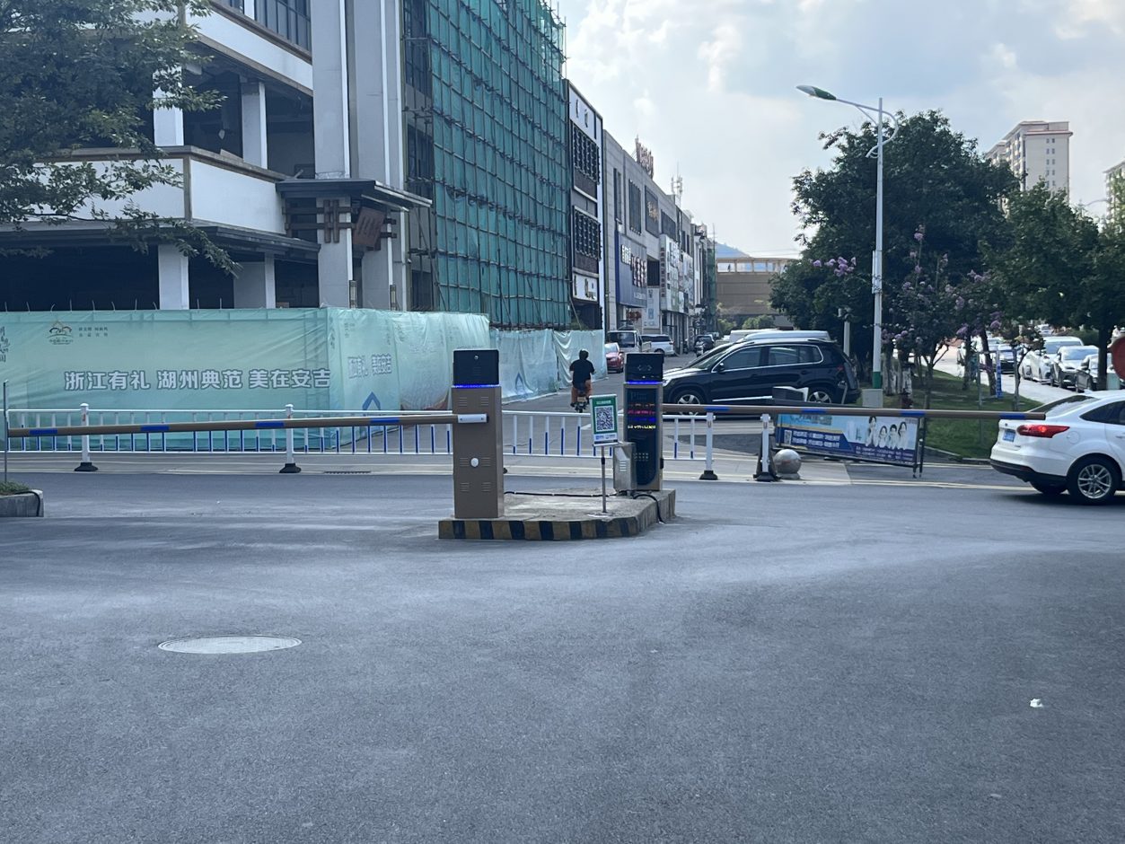 浙江世茂酒店車輛道閘車牌識(shí)別顯示一體機(jī)LED款 商業(yè)中心智慧停車場(chǎng)案列 第2張