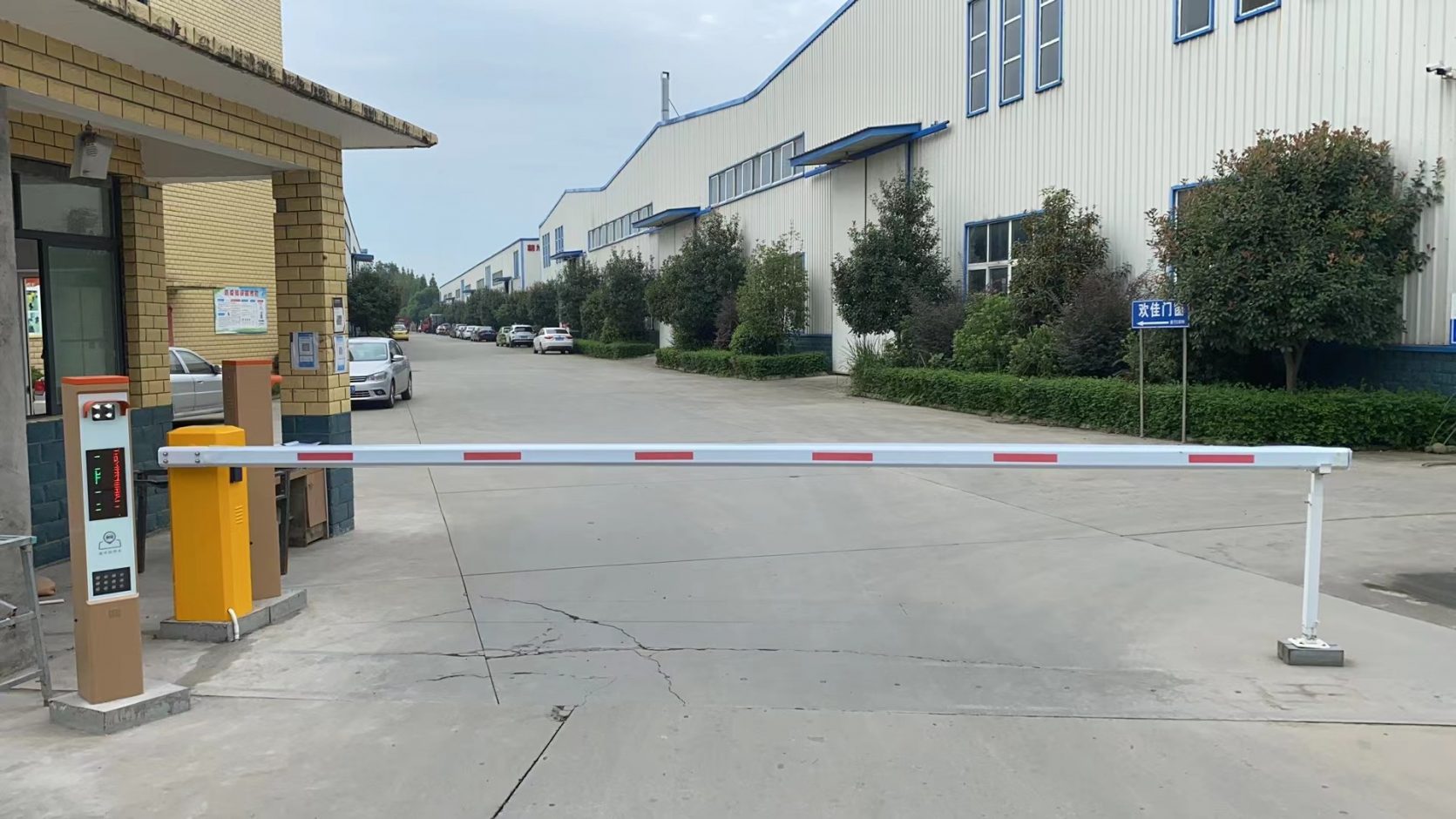 四川德陽LK款車牌識(shí)別顯示一體機(jī)+老款道閘 園區(qū)智慧停車場案列 第1張