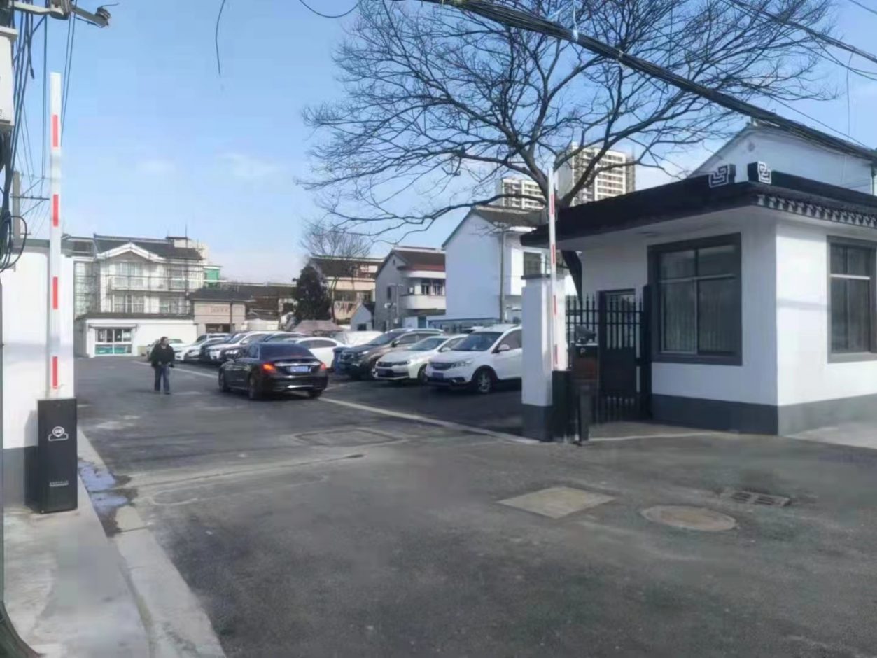 浙江湖州FY款車牌識(shí)別顯示一體機(jī)+BY-ZLWSDZ(黑色款)直桿道閘 社區(qū)智慧停車場(chǎng)案列 第1張