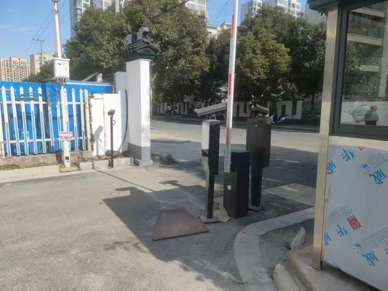 浙江湖州FY款車牌識(shí)別顯示一體機(jī)+BY-ZLWSDZ(黑色款)直桿道閘 社區(qū)智慧停車場(chǎng)案列 第2張