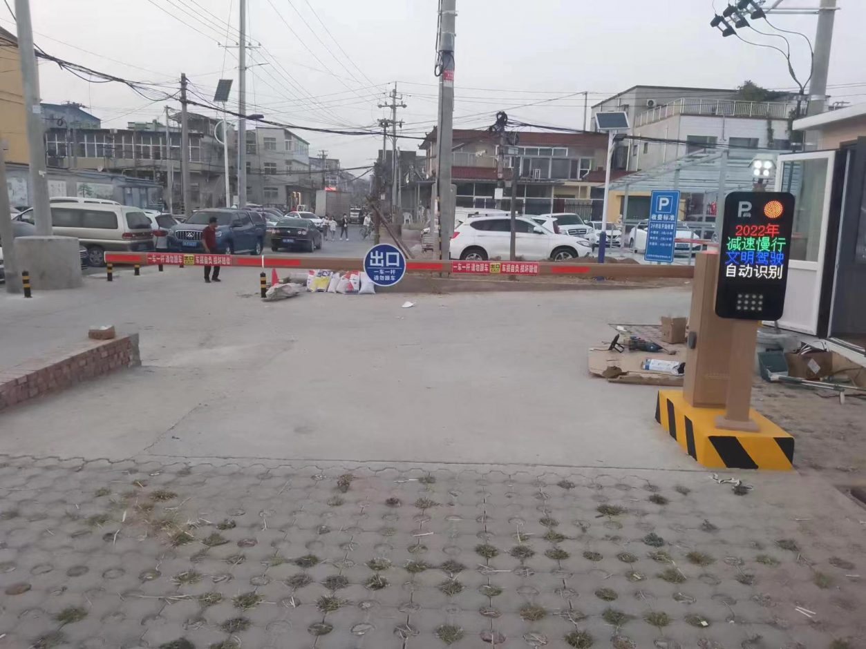 北京市昌平白浮新能源汽車(chē)充電站FT款車(chē)牌識(shí)別+BY-ZLWSDZ(金色款)直桿道閘 社區(qū)智慧停車(chē)場(chǎng)案列 第2張