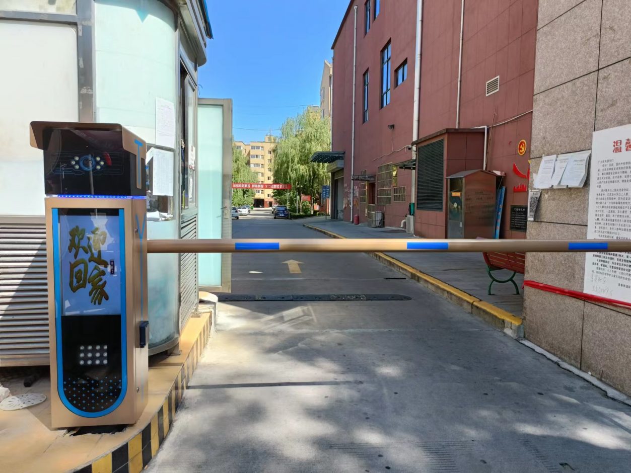 陜西寶雞高清車(chē)牌識(shí)別直桿道閘LCD多媒體一體機(jī) 社區(qū)智慧停車(chē)場(chǎng)案列 第2張