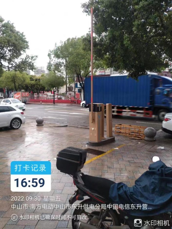 中山市中國電信東升營業(yè)廳車輛道閘車牌識別一體機LCD款+無人值守車輛出入掃碼繳費終端機 政務機構智慧停車場案列 第1張