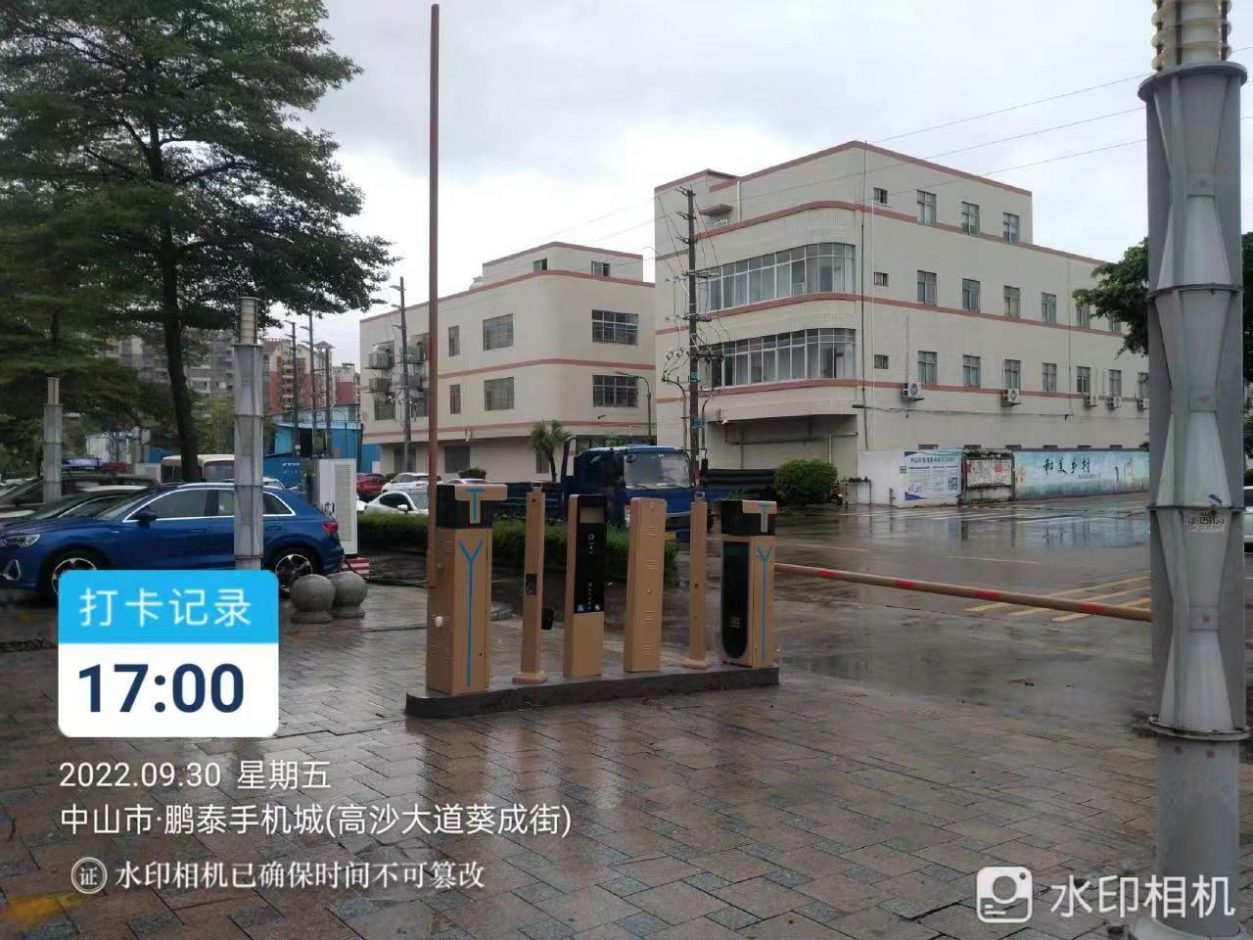 中山市鵬泰手機城車輛道閘車牌識別一體機LCD款+無人值守車輛出入掃碼繳費終端機 商業(yè)中心智慧停車場案列 第1張