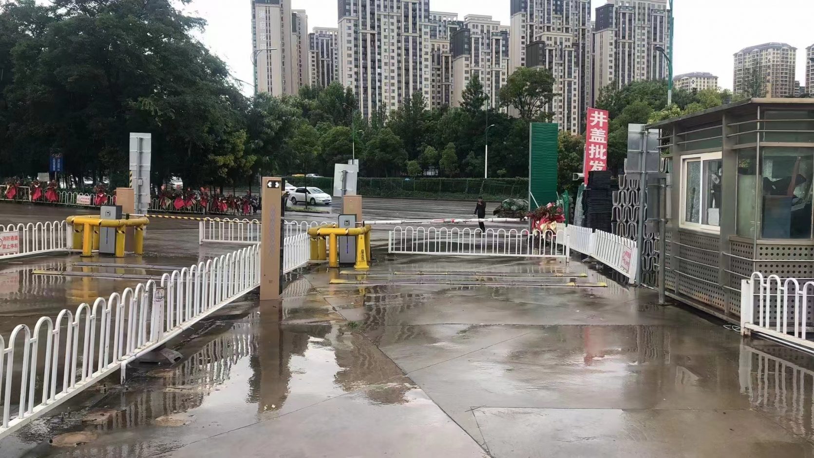 某物流園無(wú)人值守專用車型識(shí)別+BY-WJDZ直桿道閘案列 園區(qū)智慧停車場(chǎng)案列 第1張