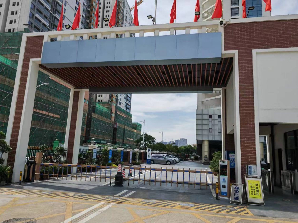 龍崗平湖街道交警大隊無人值守停車場 政務(wù)機構(gòu)智慧停車場案列 第1張