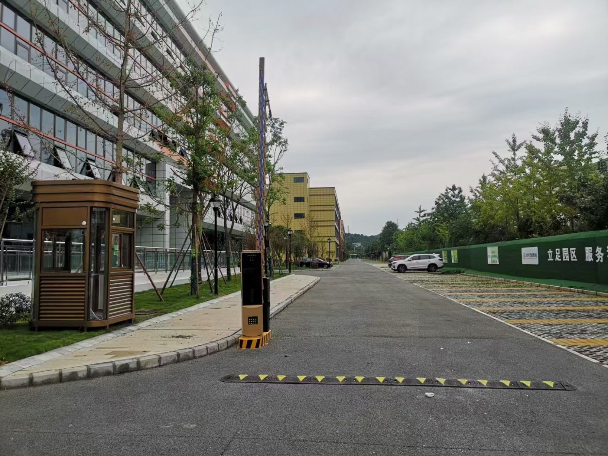 某大型工廠智慧停車(chē)+智慧人行案例 園區(qū)智慧停車(chē)場(chǎng)案列 第2張