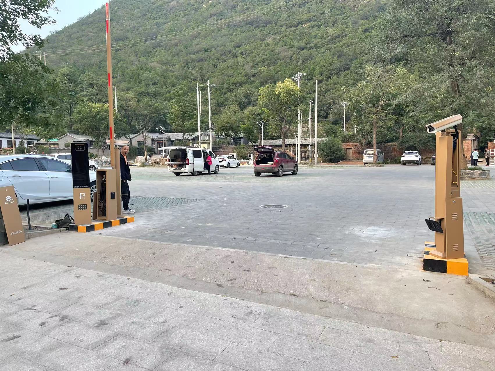 北京周口店智慧車場（8個(gè)景區(qū)，26個(gè)出入口，8個(gè)城市級(jí)誘導(dǎo)屏） 景區(qū)智慧停車場案列 第2張