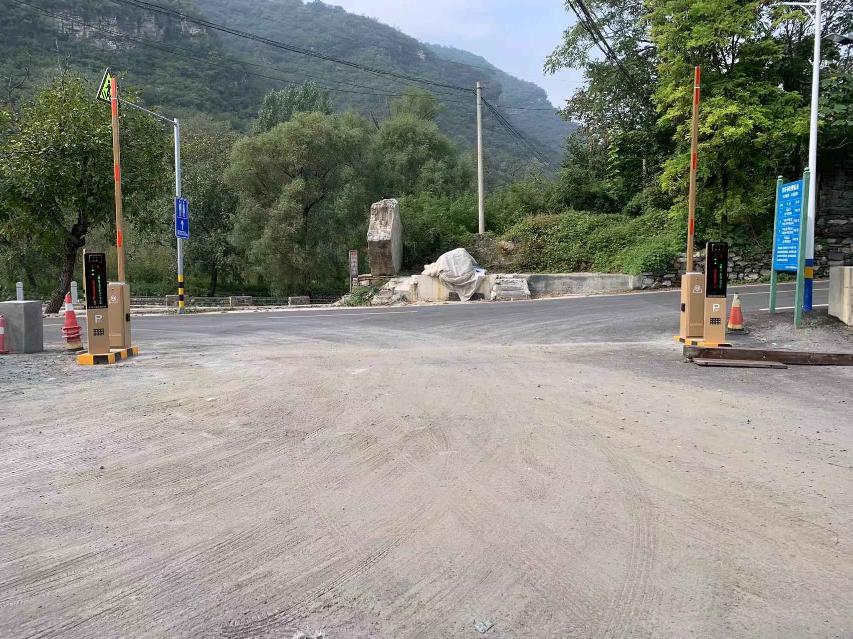 北京周口店智慧車場（8個(gè)景區(qū)，26個(gè)出入口，8個(gè)城市級(jí)誘導(dǎo)屏） 景區(qū)智慧停車場案列 第7張
